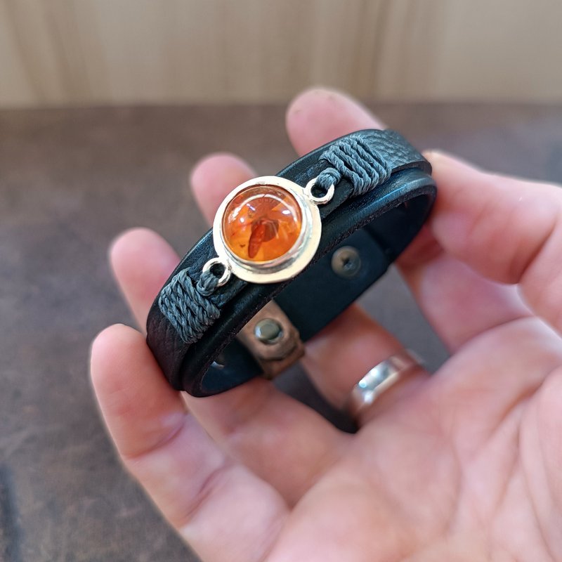 Sun Within Time | Amber Leather Bracelet with Sterling Silver Talisman - สร้อยข้อมือ - หนังแท้ สีดำ