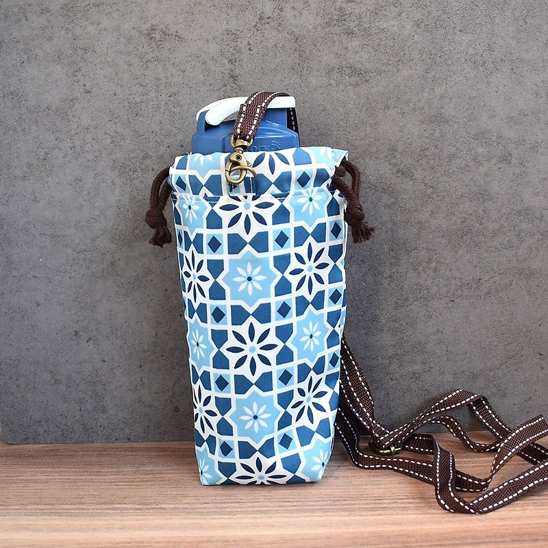 Adjustable cross-body kettle/thermo bottle bag_retro tiles - กระติกน้ำ - ไนลอน สีน้ำเงิน