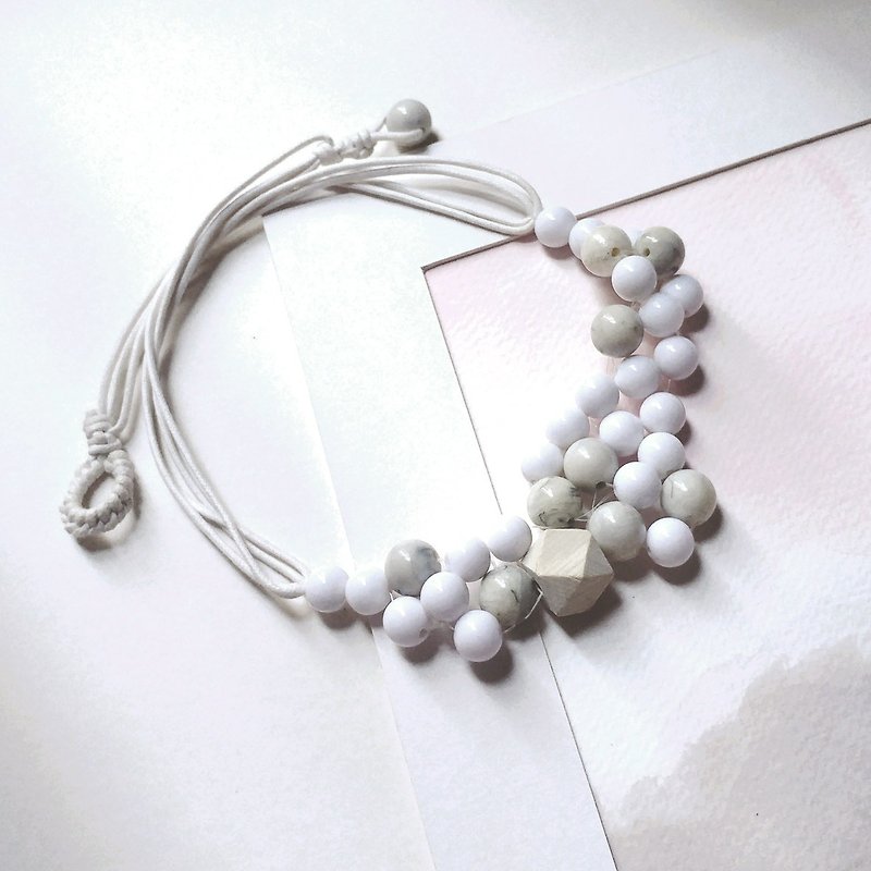 Beaded necklace in white marble pattern - customize - สร้อยติดคอ - วัสดุอื่นๆ ขาว
