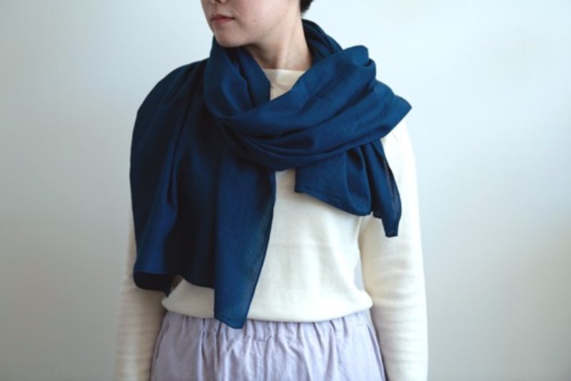 Indigo dyed Karze large stole [Organic Cotton] - ผ้าพันคอ - วัสดุอื่นๆ 