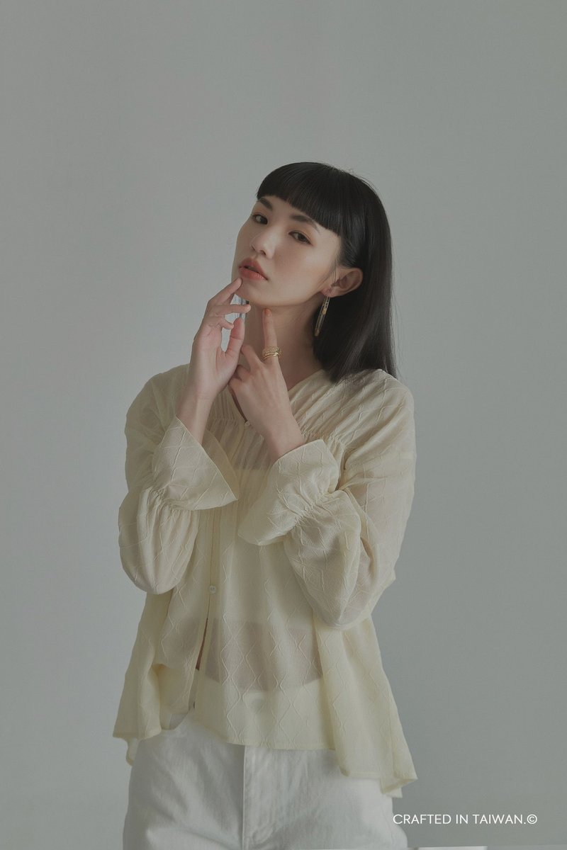 微透膚菱格皺褶感上衣 / 淡黃菱格 - 女襯衫 - 其他人造纖維 黃色