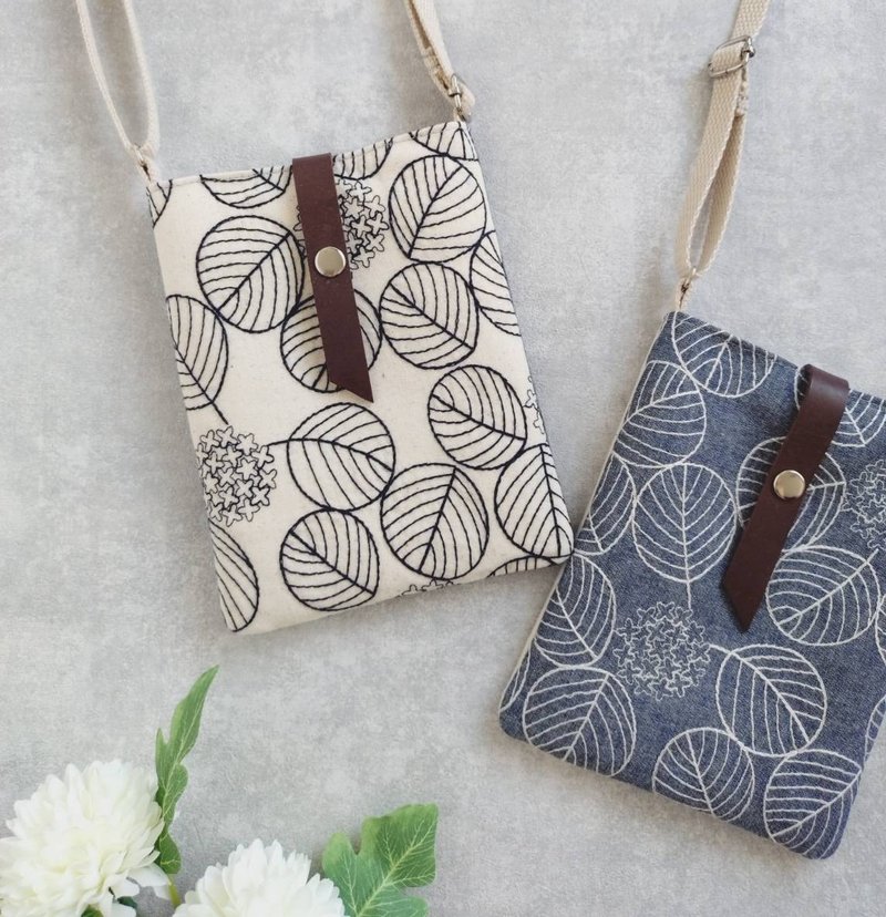 【BTK/隨身斜揹袋】日本刺繡布 圓葉與繡球 日本帆布先染布 - 側背包/斜背包 - 棉．麻 藍色