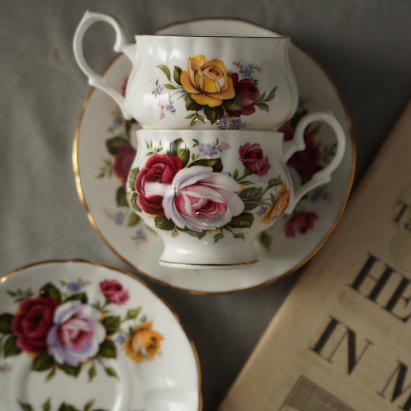 Vintage English fine bone china His and Hers teacup and saucer sets - ถ้วย - เครื่องลายคราม หลากหลายสี