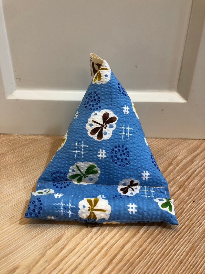 Healing mobile phone holder~triangular rice ball mobile phone holder, mobile phone pillow-blue Japanese dragonfly bubble cloth - ที่ตั้งมือถือ - ผ้าฝ้าย/ผ้าลินิน สีน้ำเงิน