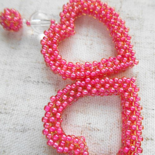 ビーズのハートドロップピアス、ピンクのイヤリング、ハート型の