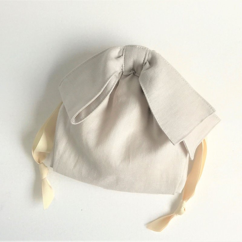 リネンツイル アシンメトリーリボン巾着ポーチ アイボリーベージュ - 化妝袋/收納袋 - 棉．麻 黃色