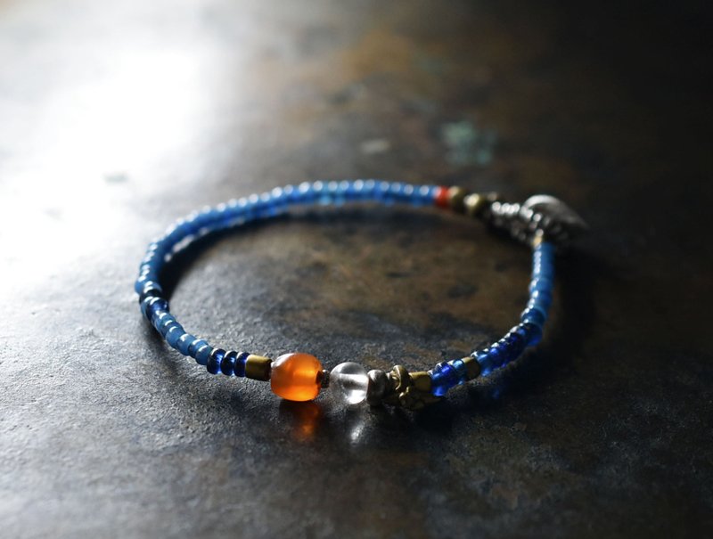 A delicate bracelet made of sax blue and indigo beads, Mizoram carnelian, ancient crystal, old chin Silver and Orissa brass. - สร้อยข้อมือ - แก้ว สีน้ำเงิน