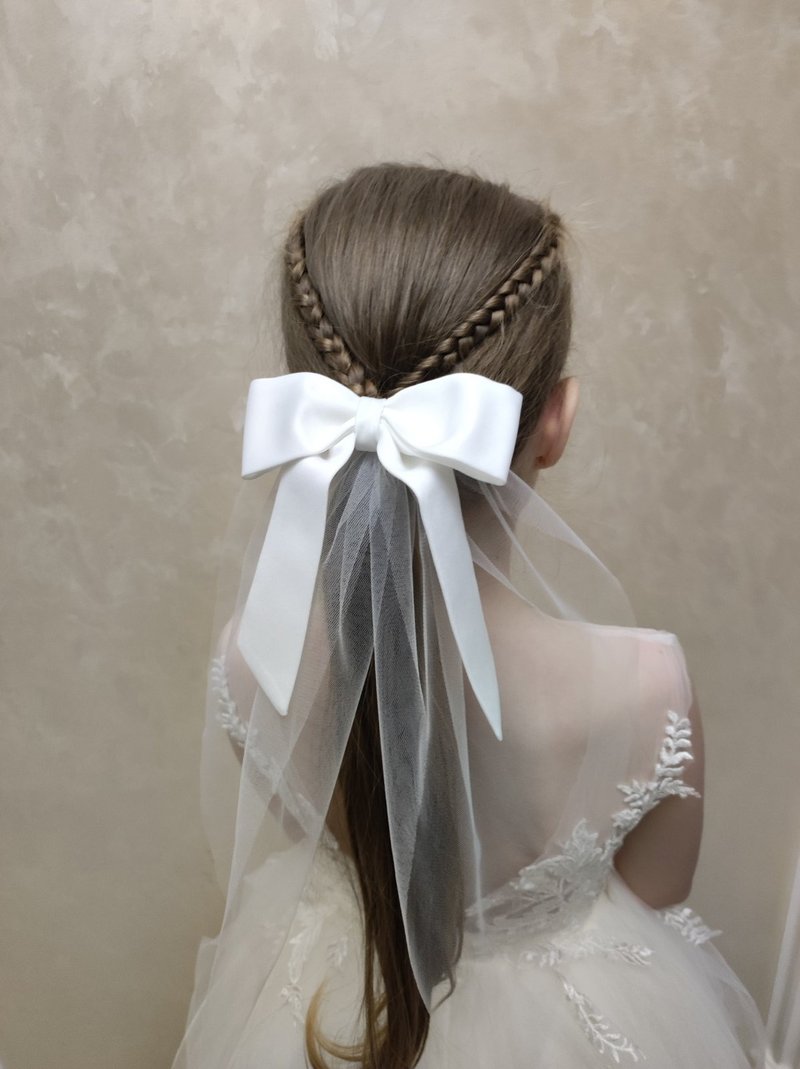 Bow tulle tails clip, hair accessory. - เนคไท/ที่หนีบเนคไท - วัสดุอื่นๆ หลากหลายสี