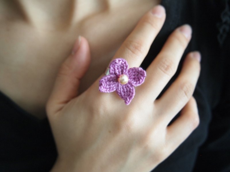 Japanese pink artificial pearl with purple lace thread hand-knitted flower ring - แหวนทั่วไป - งานปัก สีม่วง
