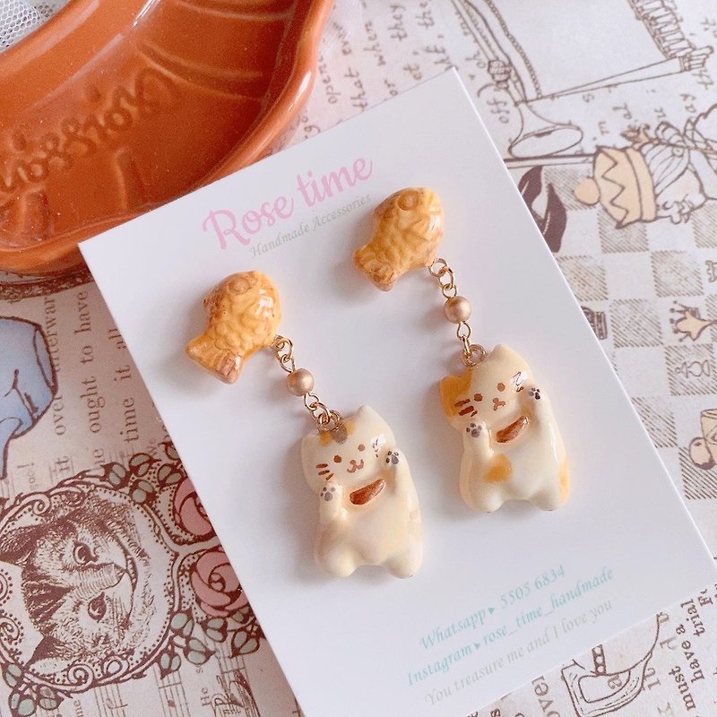 Hand-painted Carved Fish and Roasted Cat Master A Earrings - ต่างหู - ดินเหนียว สีกากี
