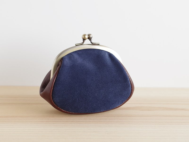 Snap lock leather mini pouch Navy suede - 化妝包/收納袋 - 真皮 藍色