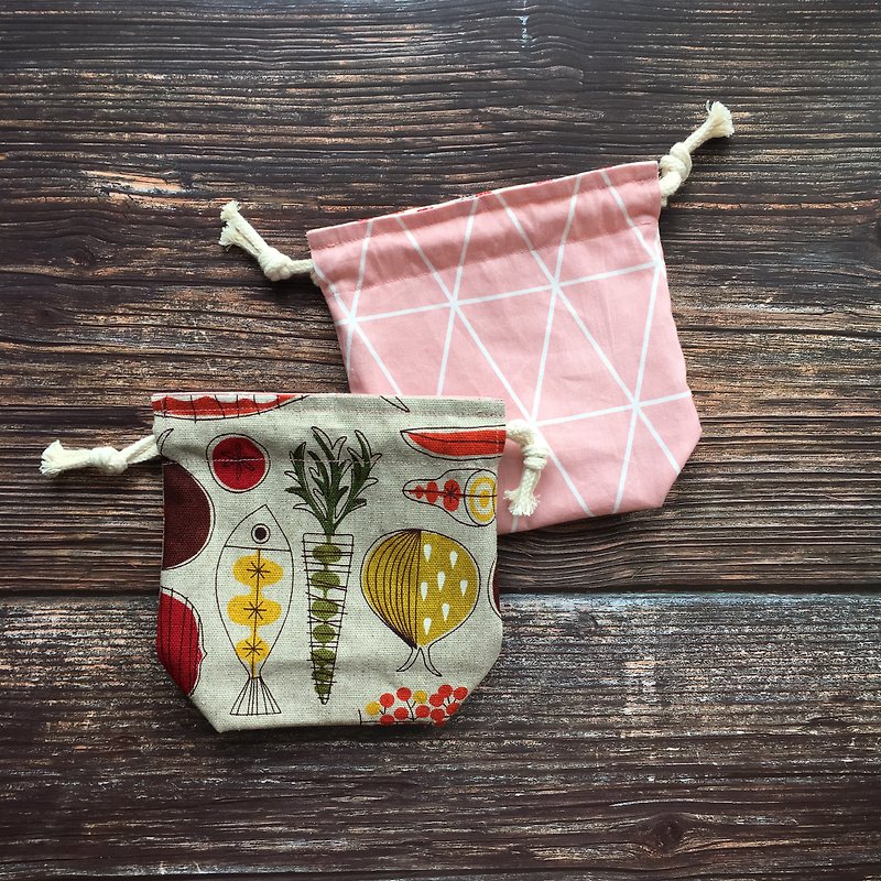 粉紅廚房.三角旗-雙面收納束口袋-小 - 化妝袋/收納袋 - 棉．麻 多色