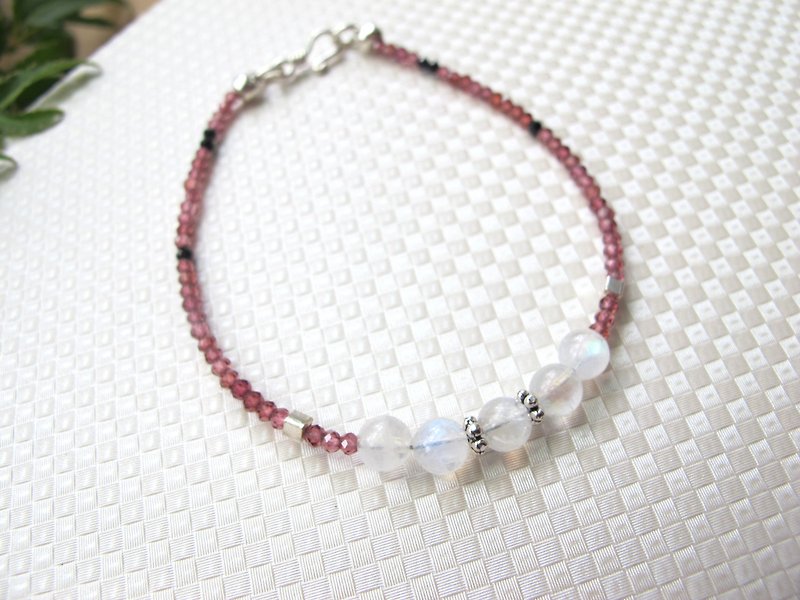 【Strawberry Sundae】 Moonstone x Red Garnet x Spinel x 925 Silver - Handmade natural stone series - Bracelets - Gemstone White