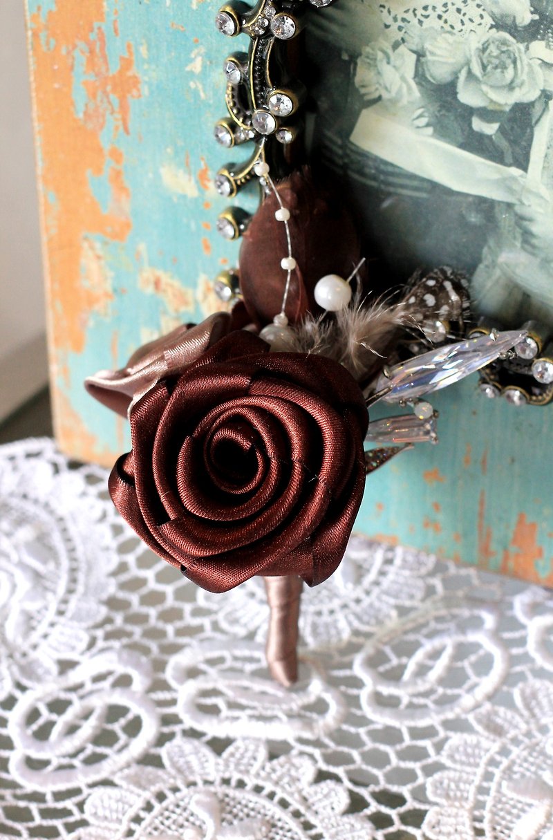 Handmade Corsage [Satin Ribbon Rose Series] Flower God Cafe - เข็มกลัด - กระดาษ สีนำ้ตาล