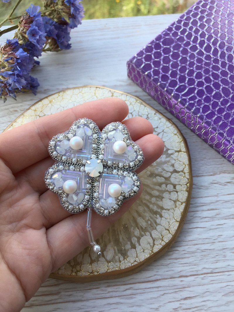 Clover brooch Clover crystal brooch Jewelry brooch with crystals Handmade brooch - Brooches - Glass White