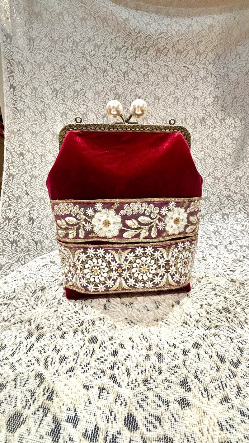MBC 人手製 15cm 方形口金 珍珠頭 絲絨刺繡帶 深紅色 - 側背包/斜背包 - 棉．麻 紅色