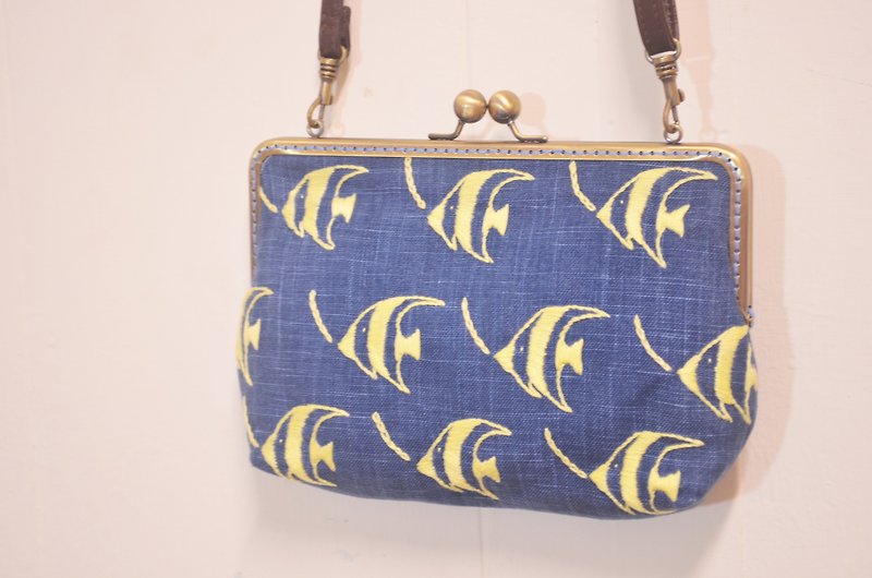 Tropical fish embroidery gold bag - กระเป๋าแมสเซนเจอร์ - ผ้าฝ้าย/ผ้าลินิน 