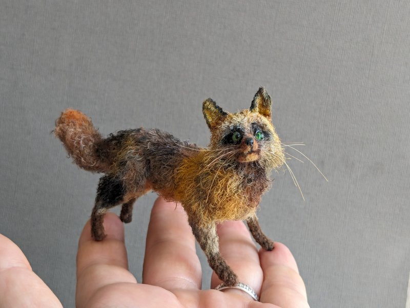 Autumn Cross -fox, 6,8 cm. Crocheted miniature - ตุ๊กตา - วัสดุอื่นๆ สีส้ม