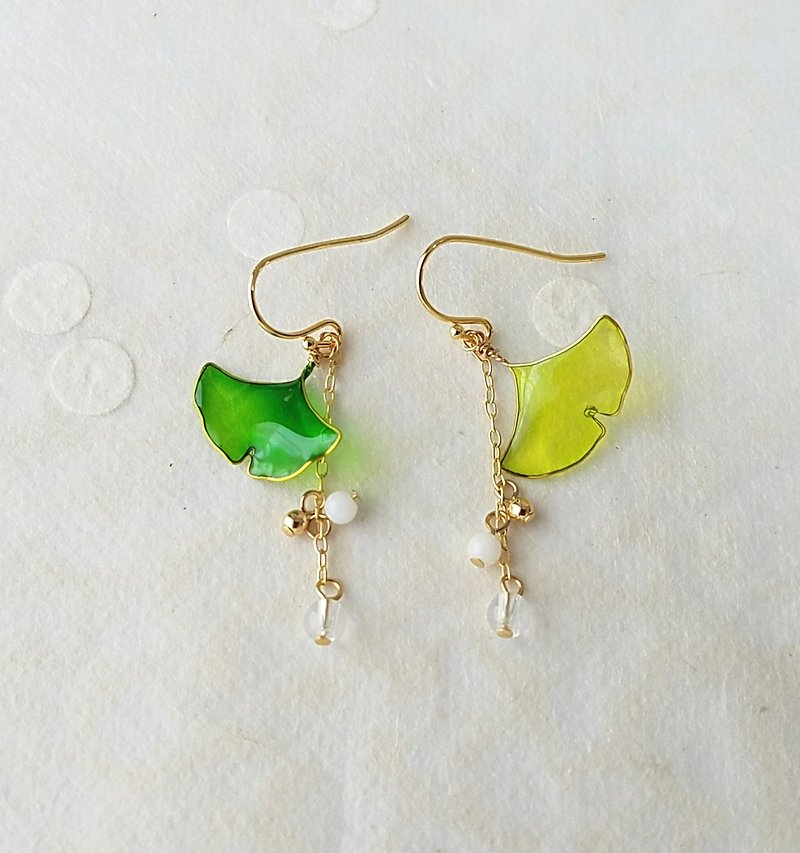 ginkgo leaf pierced earrings or clip-on earrings  spring - ต่างหู - เรซิน สีเขียว