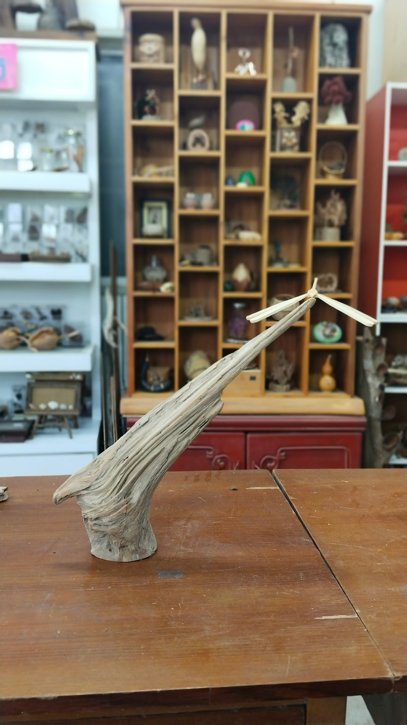 Bamboo dragonfly balancing on pine driftwood - ของวางตกแต่ง - วัสดุอื่นๆ 