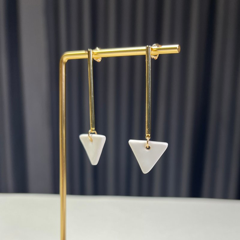アーバンシック 白磁ピアス リニアトライアングル クリスマス パーティー ギフト ラッピング - ピアス・イヤリング - 磁器 ホワイト
