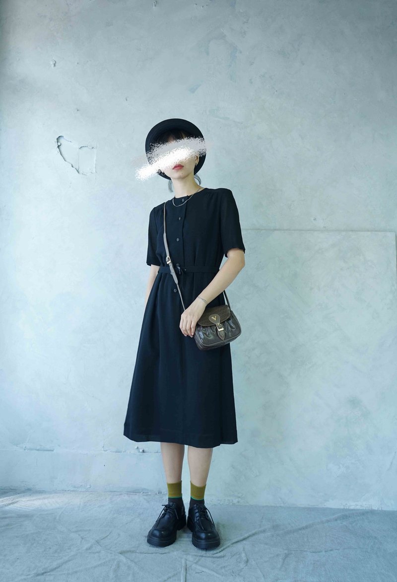 Treasure Hunt Vintage - Pure black simple classic cut chiffon Showa dress with belt - ชุดเดรส - เส้นใยสังเคราะห์ สีดำ