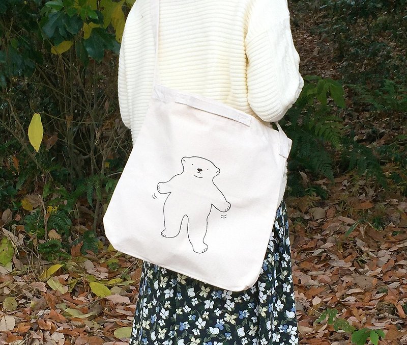 Hand Drawn  Dancing Polar Bear 2way Shoulder Bag - กระเป๋าแมสเซนเจอร์ - ผ้าฝ้าย/ผ้าลินิน ขาว