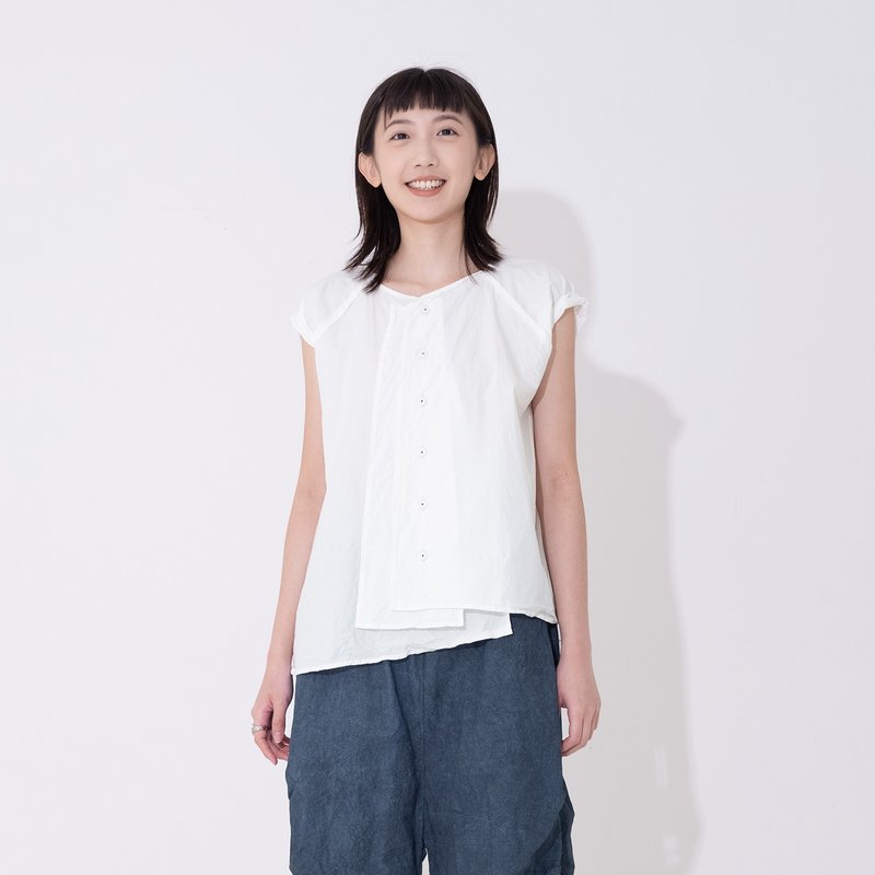 Asymmetrical cardigan top with offset hem - เสื้อผู้หญิง - ผ้าฝ้าย/ผ้าลินิน ขาว