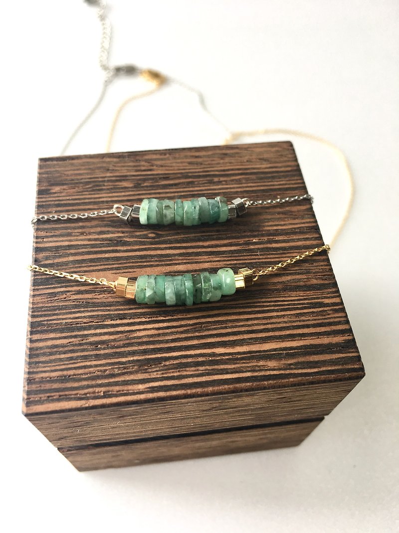 Emerald and brass beads short necklace - 項鍊 - 石頭 綠色