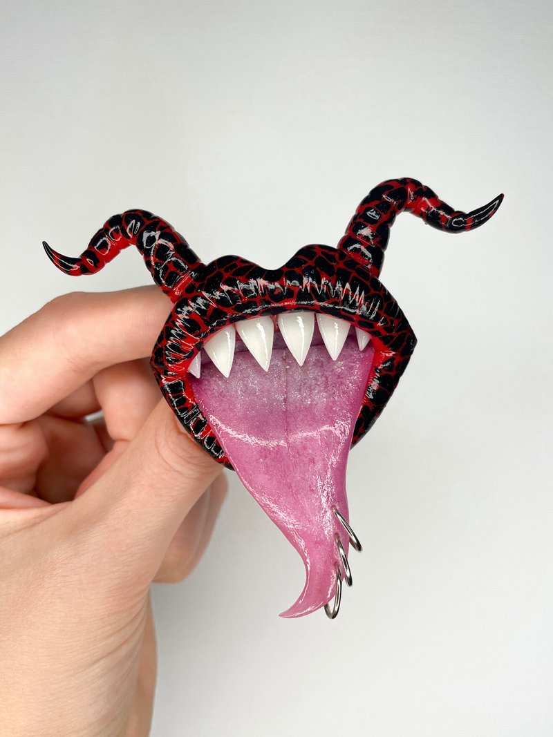 Brooch. Black & red lips with horns. - 胸針 - 黏土 