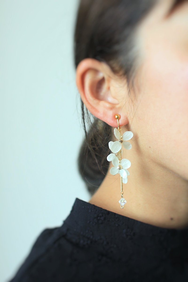 hydrangea earrings flower jewelry white and gloden preserved flower earring pin - Earrings & Clip-ons - Other Materials White