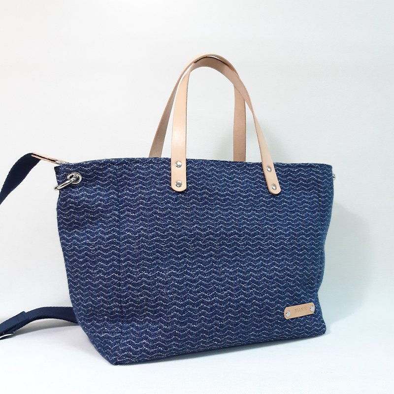 Denim curved handbag / shoulder bag - กระเป๋าถือ - ผ้าฝ้าย/ผ้าลินิน สีน้ำเงิน