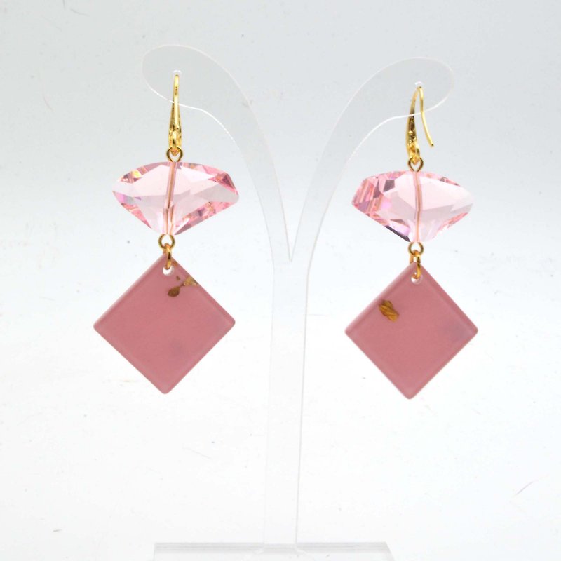 Pink Swarovski Irregular Crystal Stone Earrings Baby Pink Swarovski Crystal - ต่างหู - คริสตัล สึชมพู