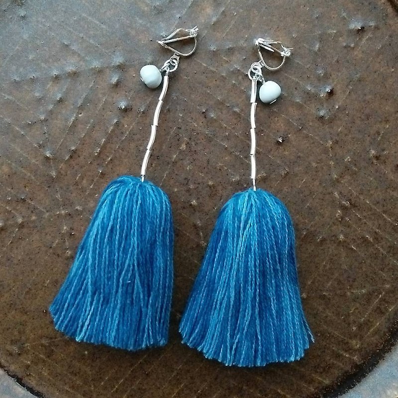 Natural Fringe Earrings / Indigo / Silver Plant Dyed Thread Juzudama job's tears Tassel - Earrings & Clip-ons - Cotton & Hemp Blue