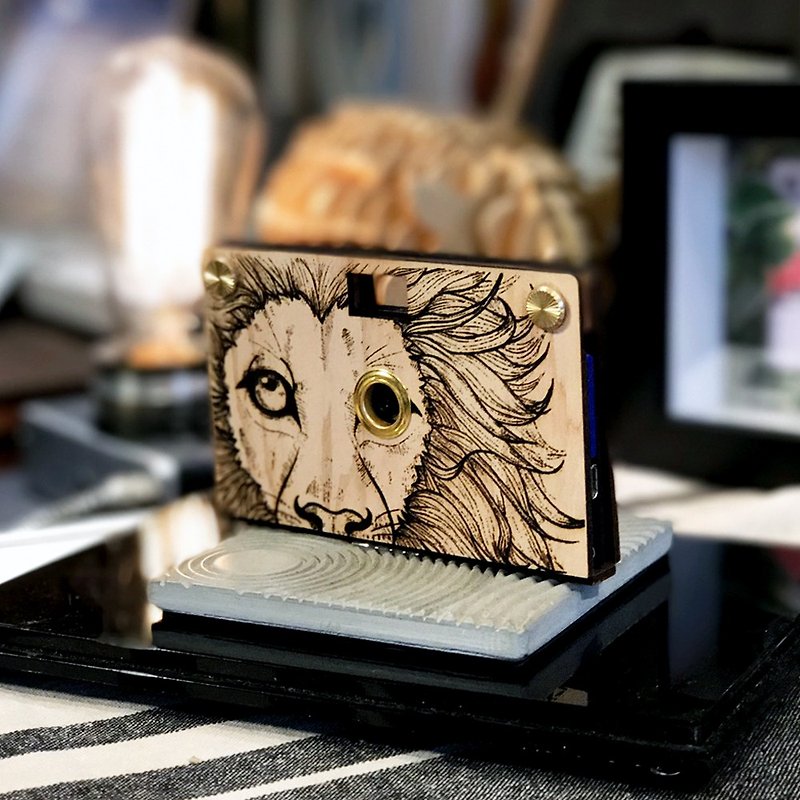 Pinkoi限定 - Paper Shoot 紙可拍 檜木相機 看見系列 - 獅子 (含精裝盒特、特效鏡頭2顆與8G SD卡) - 相機/拍立得 - 紙 咖啡色