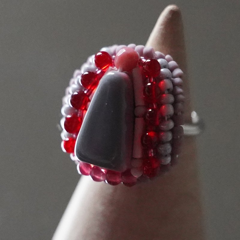 おゃべりな指輪103 フリーサイズ　ビーズ刺繍のリング　グレー　おおぶりリング　個性的 - 戒指 - 塑膠 灰色