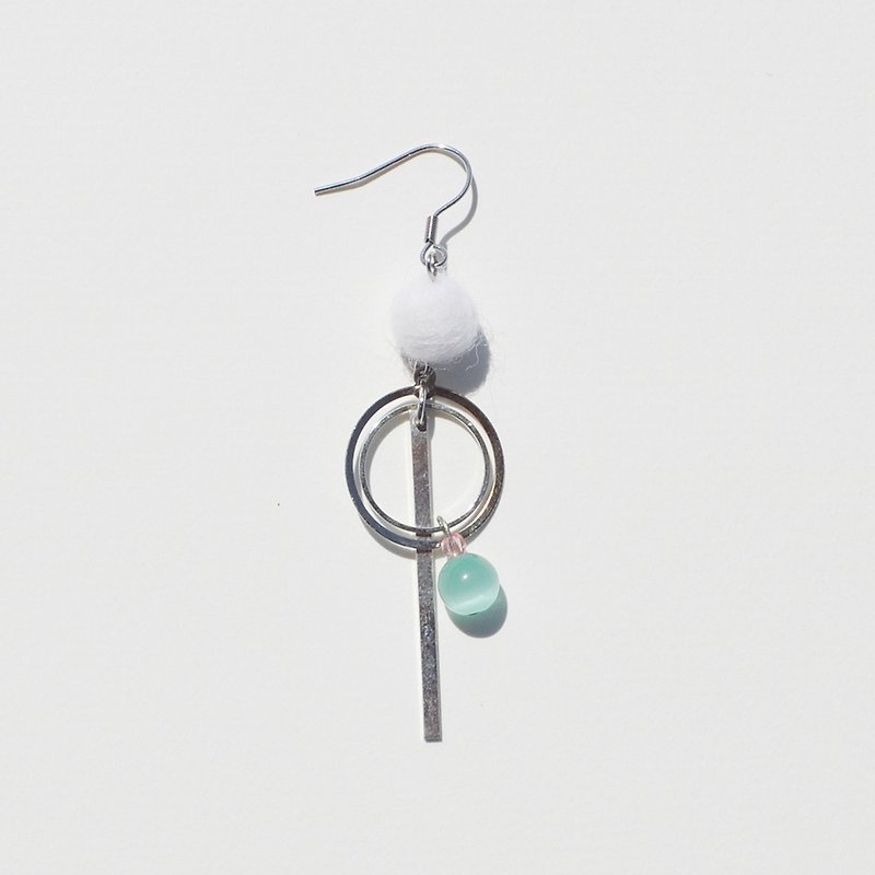 Green Opal×White Wool Felt Geometric Earrings/Ear Clips/Single Sold - Earrings & Clip-ons - Stone Multicolor