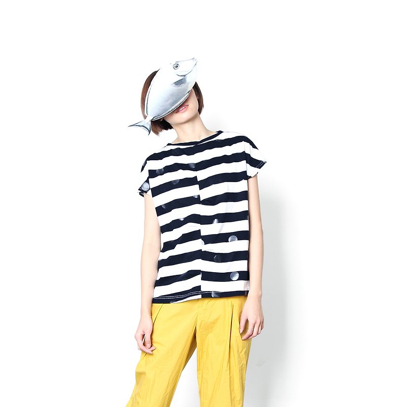 Diving_wrapped pleated top with wide stripes in the water - เสื้อยืดผู้หญิง - ผ้าฝ้าย/ผ้าลินิน สีดำ