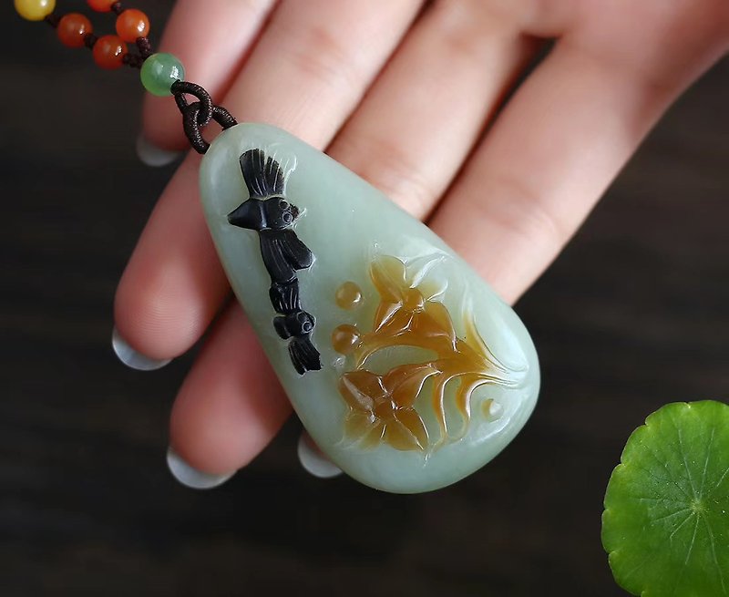 [New store welfare price] natural Hetian jade pendant / playful two-color pretty sugar color fine carving double wings - Necklaces - Jade 