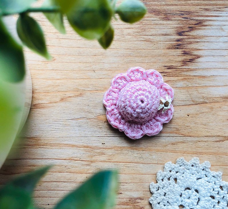 Knitted flower hat pins - เข็มกลัด - วัสดุอื่นๆ สึชมพู
