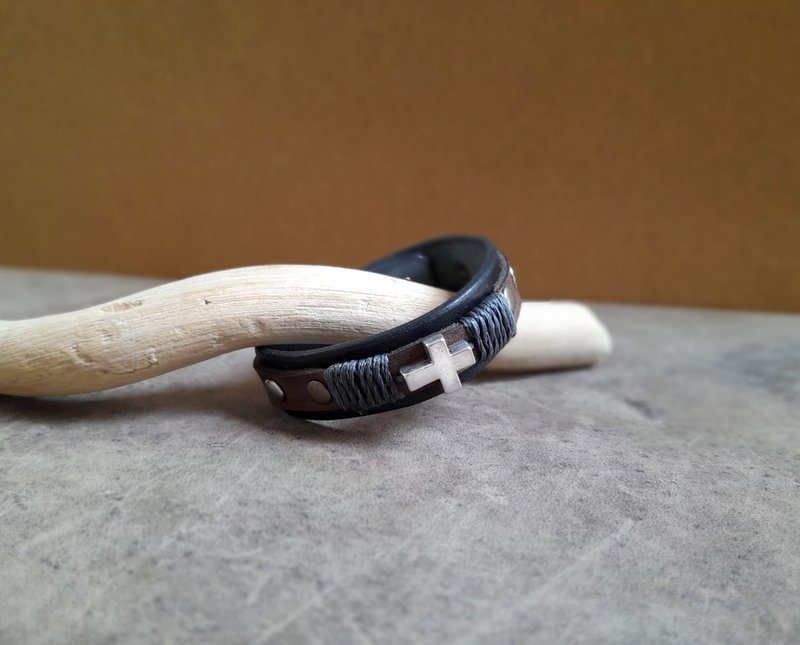 Handmade Leather Bracelet with Thick Aged Silver Cross for Men/Teen Boys - 手鍊/手環 - 真皮 黑色