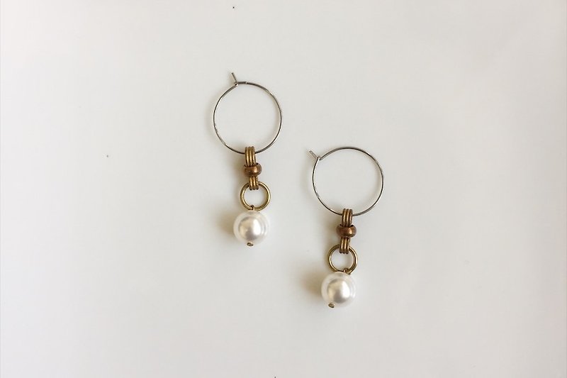 珍珠黃銅 圈形造型耳環 - 耳環/耳夾 - 其他金屬 金色