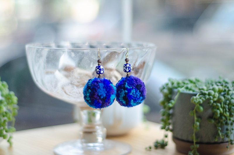 【深海】大毛球耳環、排灣族琉璃珠、黃銅針 Pompom Earring - 耳環/耳夾 - 其他材質 藍色