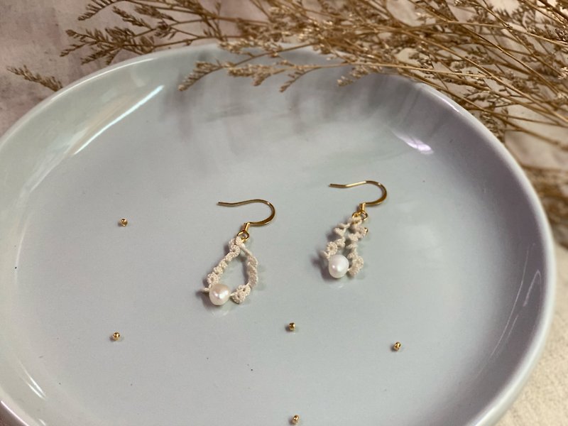 Handmade woven earrings / bloom flower pearl earrings - ต่างหู - ผ้าฝ้าย/ผ้าลินิน ขาว
