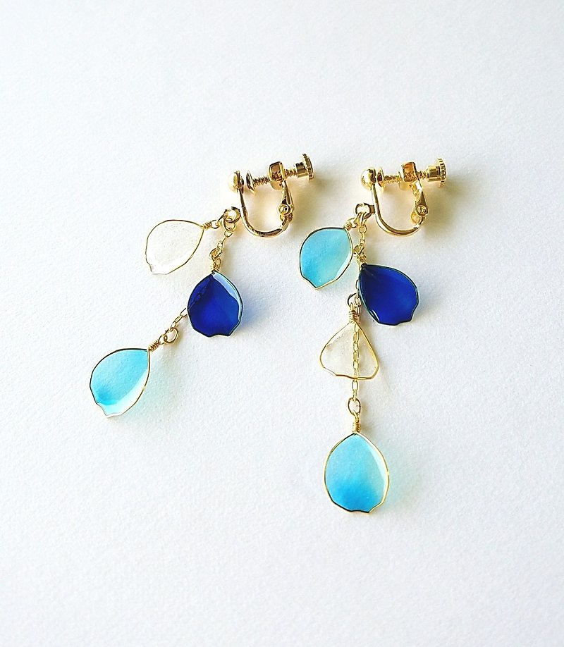 blue petals clip earrings - ต่างหู - วัสดุอื่นๆ สีน้ำเงิน