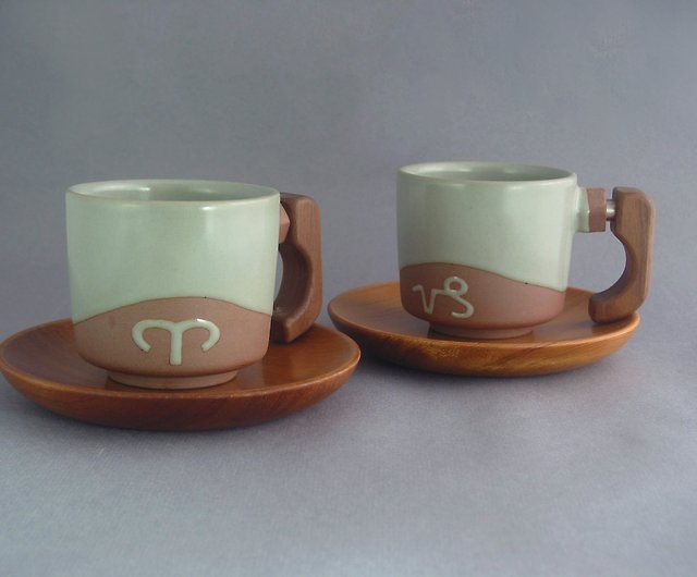 青磁窯木製ハンドルコーヒーカップ手作りログカッププレート星座のカップルのためのカスタマイズされたギフト ショップ Fuchang Pottery Studio マグカップ Pinkoi