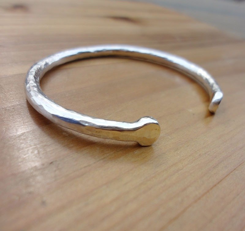 Hand forging on the 3rd silver bracelet - สร้อยข้อมือ - โลหะ สีเทา
