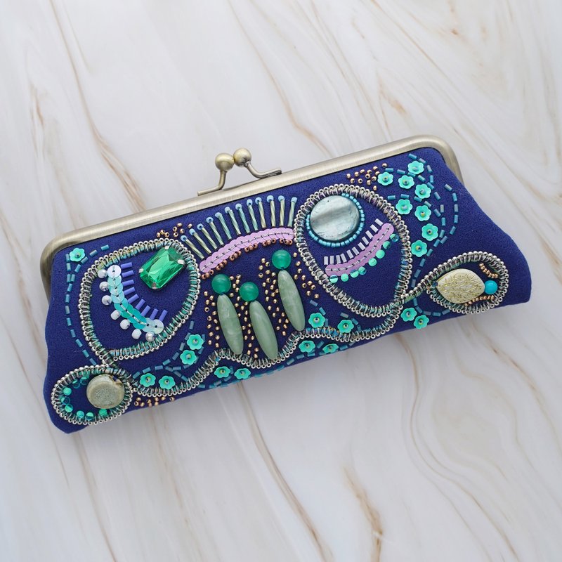 ビーズ刺繍のがま口眼鏡ケース ペンケース No.18 ブルー グリーン ウール素材 アートなギフトに最適 一点もの 母の日 敬老の日 クリスマスに - 眼鏡盒/眼鏡布 - 羊毛 藍色
