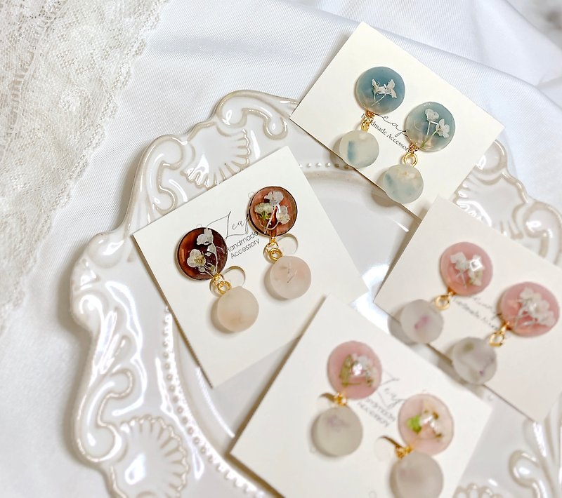 Leaf Design / Retro Heroine-Japanese Dry Flower Handmade Earrings - Earrings & Clip-ons - Resin Pink