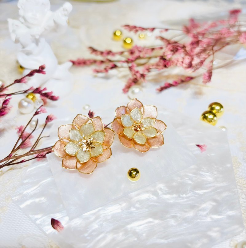 Champagne Gold Flower Japanese Resin Earrings - ต่างหู - เรซิน สีทอง